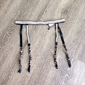 NWT Victoria’s Secret Very Sexy Shine Strap Garter Belt, XS/S